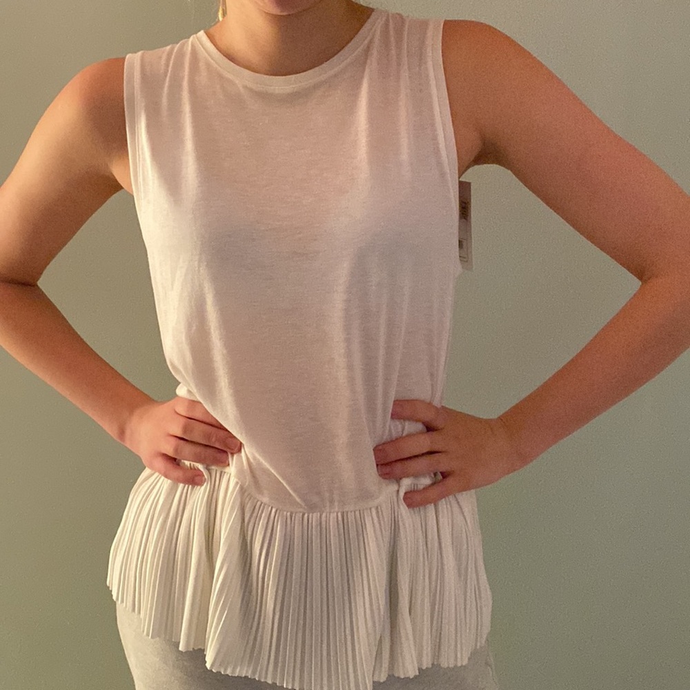 THEORY BRAND NEW WITH TAG!!! WHITE TANK WITH RUFFLES AT THE BOTTOM SIZE M